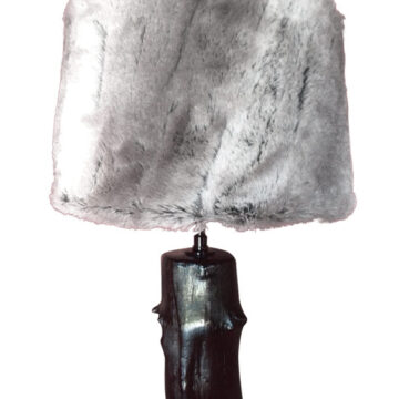 Lampe bois abat jour fourrure grise