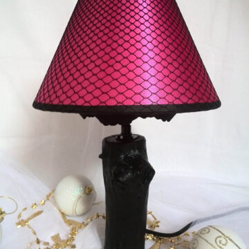 Lampe en bois abat jour résille