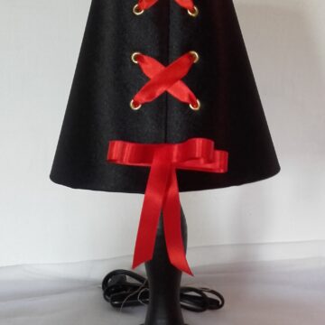Lampe artisanale BSK "Lacée" satin noir ruban rouge