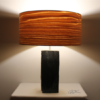 Lampe Totem allumee ardoise bois Lampe à poser moderne et tendance pied en ardoise et abat-jour en feuille de bois