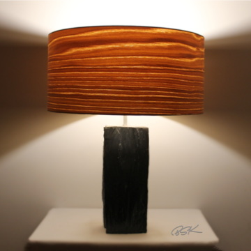 Lampe à poser moderne et tendance pied en ardoise et abat-jour en feuille de bois