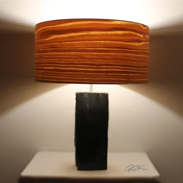 Lampe à poser moderne et tendance pied en ardoise et abat-jour en feuille de bois