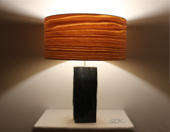Lampe Totem allumee ardoise bois Lampe à poser moderne et tendance pied en ardoise et abat-jour en feuille de bois
