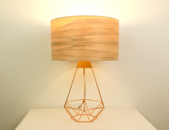 Lampe tendance industrielle et nature bois et métal Lampe à poser métal et bois, style industriel et bois