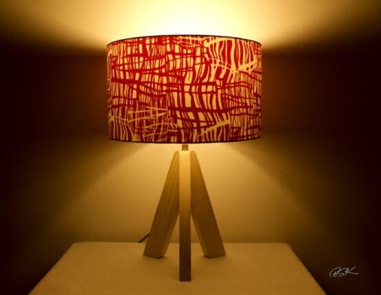 Lampe graphique rouge allumee Lampe bois graphique rouge