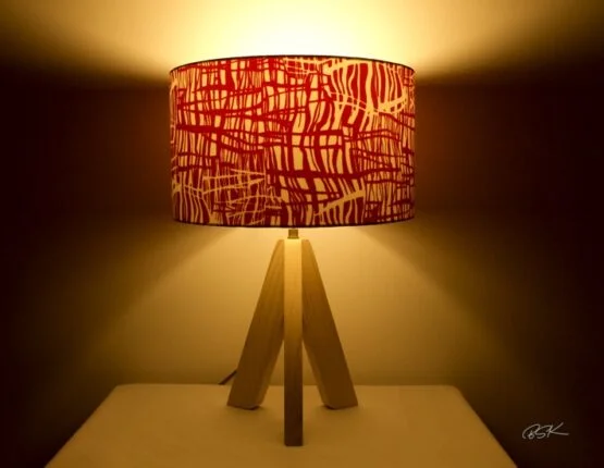 Lampe bois graphique rouge