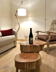 Lampadaire en bois abat jour voile de bateau et table basse