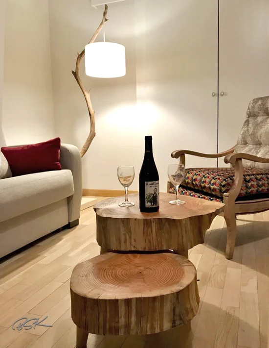 Lampadaire en bois abat jour voile de bateau et table basse